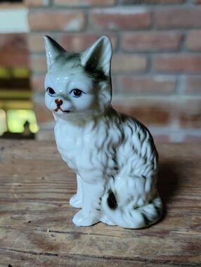 Vintage MCM Giftcraft Persian Porcelain White and Cream Cat Figurine